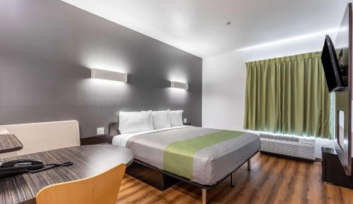 Deluxe King Room - Non-Smoking