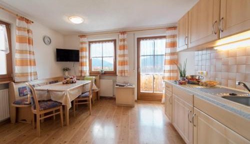 One-Bedroom Apartment with Mountain View