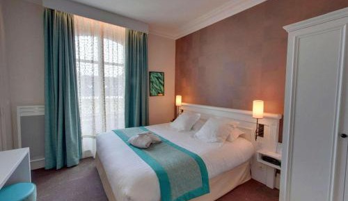 Executive Queen Room with Sofa Bed