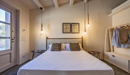 Deluxe Room (2 Adults + 1 Child)