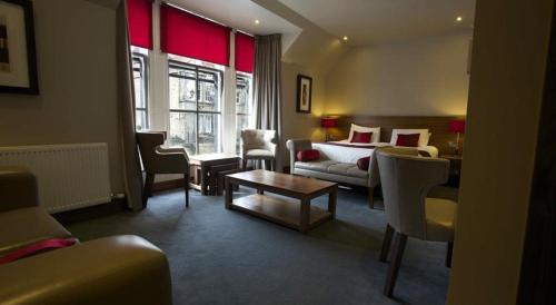 Executive Family Room with Street View