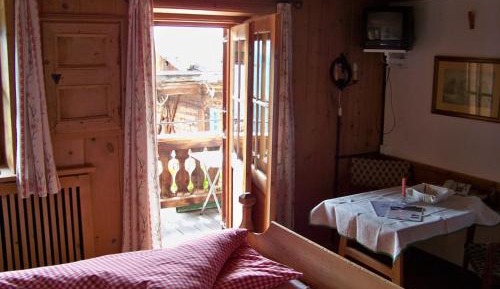 Basic Double Room with Shared Shower