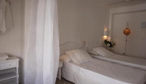 Standard Twin Room with Shared Bathroom and Balcony 