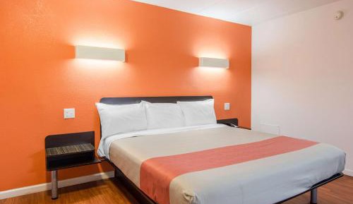 Deluxe King Room - Non-Smoking
