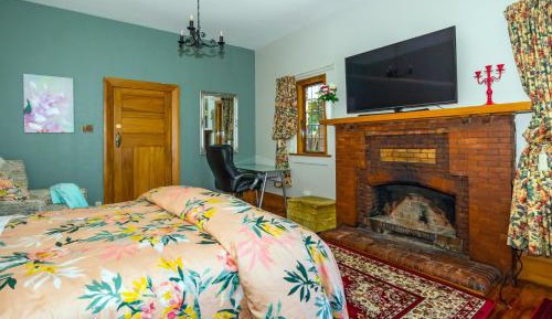 Deluxe Queen Suite