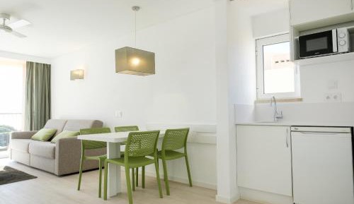 Deluxe One-Bedroom Apartment 