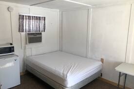 Brooklyn Resort | Nice little studio units at Wolf Lake Resort