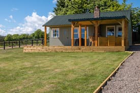 Ceres Cabin | 'Heartland' with open fire and hot tub & free wood
