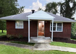 Monroeville House | Pittsburgh Hideaway
