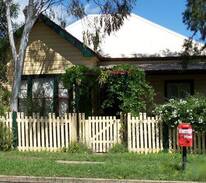 Armidale Bed & Breakfast | Hillgrove Cottage B&B