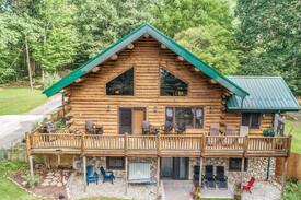 Fountain Cabin | Luxury log cabin w/access to Ford Lake! Sleep 14!