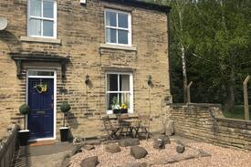 Cleckheaton Cabin | Brienda Cottage. Entire House Mins to Leeds/Bfd.