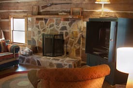 Clinton Cabin | The Cabins On Cedar Ridge - Harned Cabin