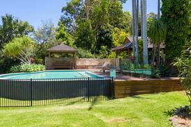 Ewingsdale House | Villa Byron with guest house