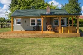Ceres Cabin | 'Heartland' with open fire and hot tub & free wood