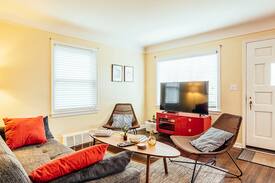 Royal Oak House | ❤ Hidden Gem in Royal Oak City Center- Sleeps 10❤