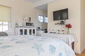 Prides Crossing House | PrivateBeach for 2 Adults, Gloucester MA SquishInn