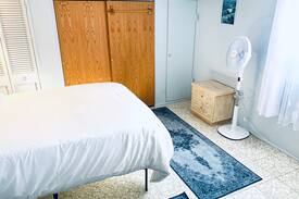 Burbank House | Clean and simple room near Midway Airport
