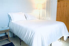 Burbank House | Clean and simple room near Midway Airport