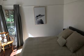 Leura Cabin | Red Leaf Cottage (Leura) *with real fireplace*