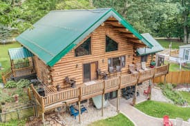 Fountain Cabin | Luxury log cabin w/access to Ford Lake! Sleep 14!
