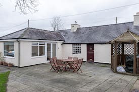 Newborough Cabin | Charming old drovers tavern by Newborough beaches