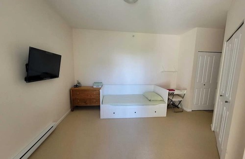 Guildford Condo | Peaceful Centralized TopFloor Condo in Surrey Guilford