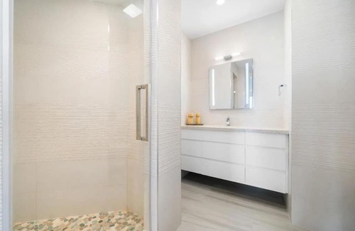 Nassau House | Perfect Getaway! Luxurious Modern Oceanfront Villa w/Pool + More @ Nassau