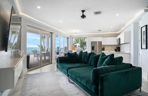 Nassau House | Perfect Getaway! Luxurious Modern Oceanfront Villa w/Pool + More @ Nassau