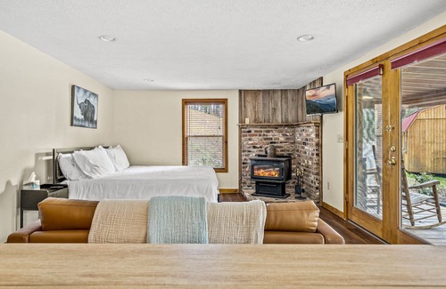 Cosby Cabin | Secluded Lake Front Lodge In Cosby - Your Ultimate Hideaway