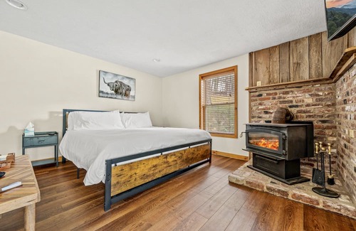 Cosby Cabin | Secluded Lake Front Lodge In Cosby - Your Ultimate Hideaway