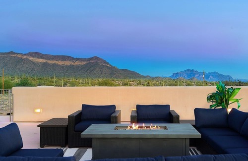 East Mesa House | Enchantment - 7BR Luxury Estate in Mesa surrounded by Panoramic Mountain Views!