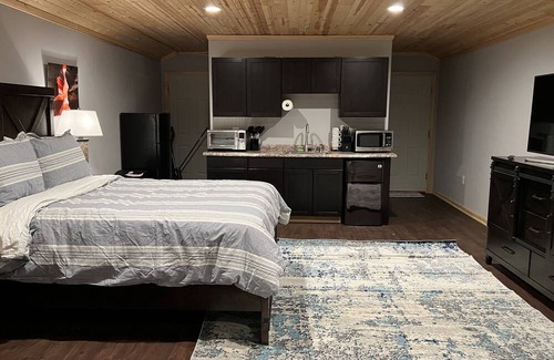 Georgetown Apartment | Pet Friendly Rustic Loft Close to Golf & Beaches