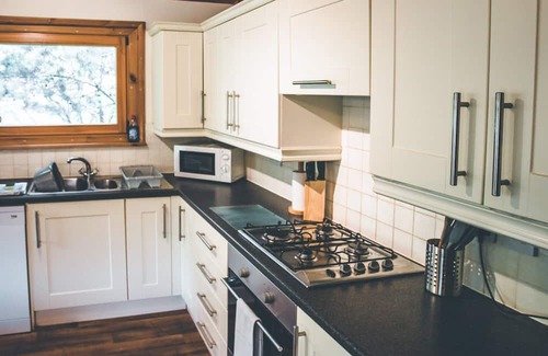 Scunthorpe Cabin | A stunning four bedroom lodge with a master bedroom double served by an en-suite shower room, a furt