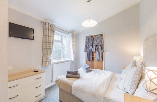 Ashby Woulds Cabin | 2 bedroom accommodation in Overseal, Nr Ashby-de-la-Zouch