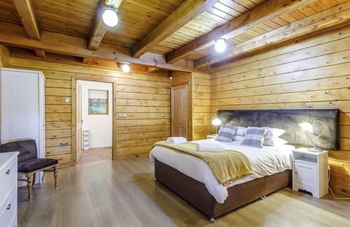 Mansfield Cabin | 2 bedroom accommodation in Edwinstowe