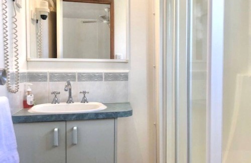 Alexandra Cabin | Alexandra Parklife. Studio 5