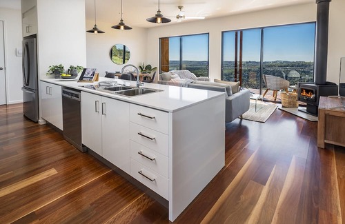 Booroobin Apartment | Luxury 2 Bedroom Cabins - Best Views in Maleny
