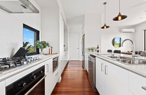 Booroobin Apartment | Luxury 2 Bedroom Cabins - Best Views in Maleny