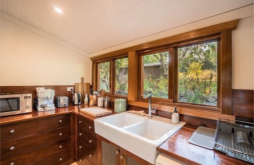 Palm Grove Cottage | RAINFOREST RETREAT, STONE COTTAGE w SPA - WHITSUNDAYS