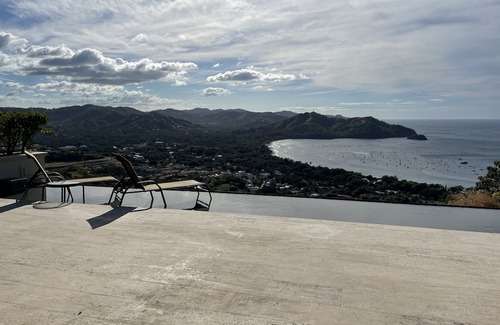 Coco Villa | Newly Renovated 5 BR home with stunning ocean views