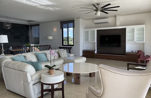 Coco Villa | Newly Renovated 5 BR home with stunning ocean views