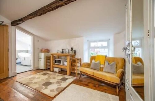 Crickhowell Apartment | Crickhowell High St ~Urban LOFT LLYN Room 1 - (Dogs Welcome)