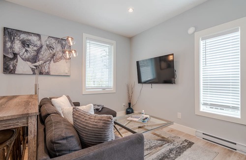 Colwood House | New Modern 1-bedroom self contained suite w/ Air Conditioning
