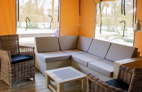 Poilly-lez-Gien Ski Chalet | Luxe Sanitary XL 6 pers Villatent at 5-Star Camping Les Bois du Bardelet
