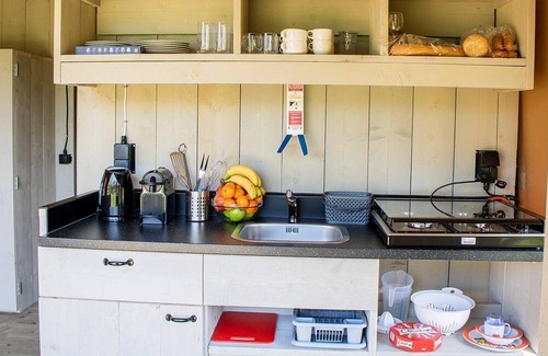 Poilly-lez-Gien Ski Chalet | Luxe Sanitary XL 6 pers Villatent at 5-Star Camping Les Bois du Bardelet