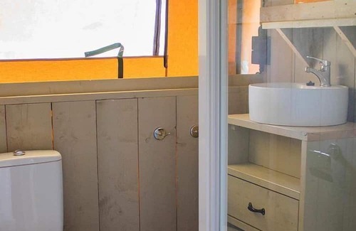 Poilly-lez-Gien Ski Chalet | Luxe Sanitary XL 6 pers Villatent at 5-Star Camping Les Bois du Bardelet