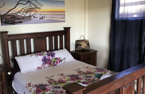 Brisbane Waterfront House | Pet and Family Friendly Peaceful Island W'front home, crabbing, kayaking, bikes