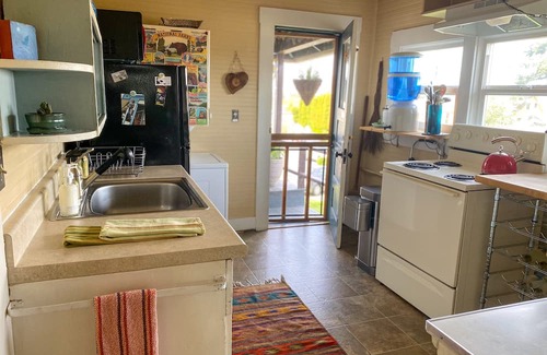 York Apartment | Upstairs at Thevictorian - Lush Walkable and Dog-friendly Retreat - Steps From Downtown Bellingham