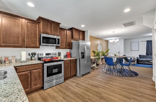 Southwest Raleigh House | King 3BR Townhouse Mins to Cary NC State